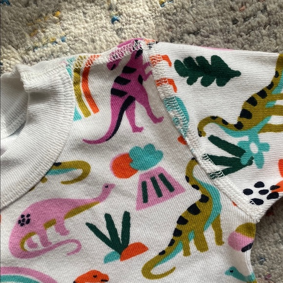 Hanna Andersson Dinosaur Rainbow Print Pajama Set size 5 - Picture 4 of 5